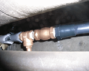 給水管主管に逆流防止の為の逆止弁を設置